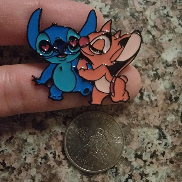 Lilo & Stitch - Angel In Love Enamel Pin - Picture 3 of 4